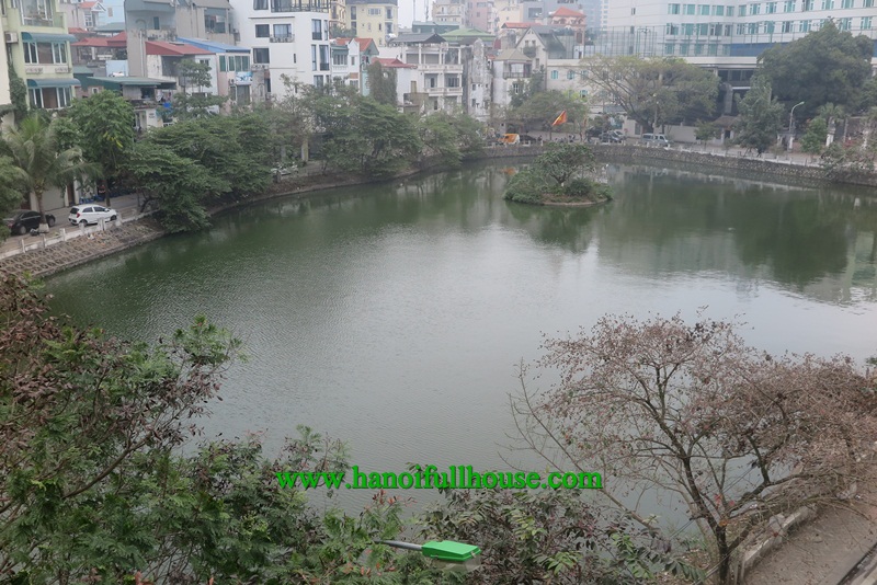 Căn hộ một phòng ngủ, nội thất tốt, nhiều ánh sáng, nhìn ra mặt Hồ Tây